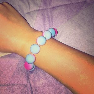Stretchy bead bracelet